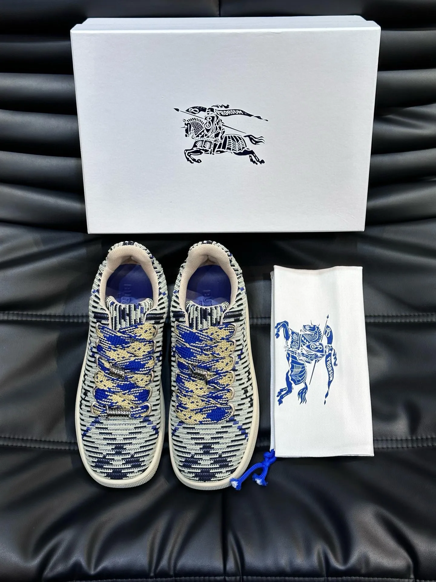 Factory price: 458💰Burberry Box series👫 Thick-soled casual sports shoes for couples, cool sneakers and bread shoes, purchased and developed from the original version, the top version of Box series sports shoes, made of original plaid/knitted fabric, embellished with EKD embossing. Made of mesh lining, the laces are decorated with metal coils, the rubber sole is decorated with the Burberry letter logo, and the original molded 3.5CM two-color T men's shoe 💰U outsole! Code number: 35-45 (35-45 customized)